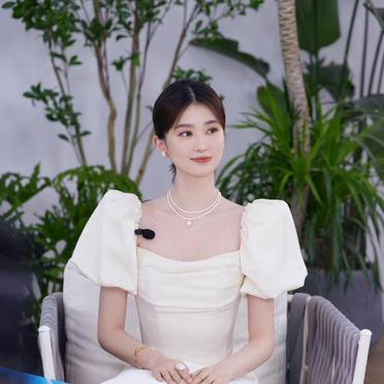 乔欣直播造型也太美了吧,穿白色方领泡泡袖连衣裙,甜美减龄还很养眼
