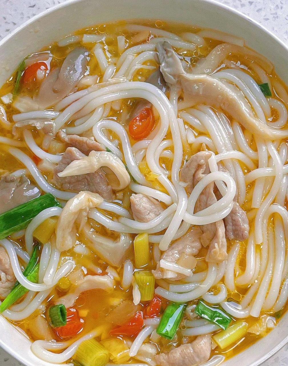 酸辣开胃的泡椒平菇肉片米线～90 91做法: 115瘦肉洗净切片,加