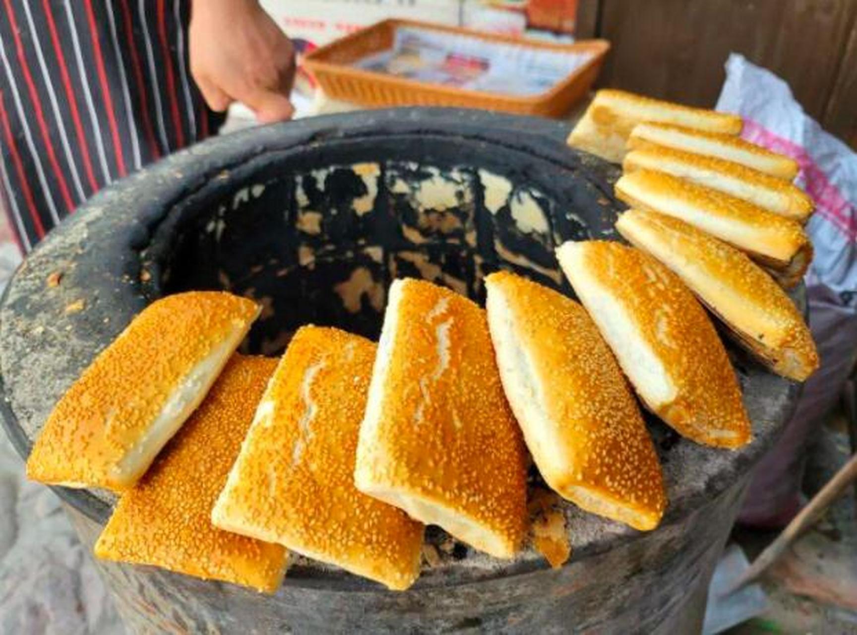 缸炉烧饼呈四角方形,鼓胀焦黄,层层皮薄,酥脆清香.#2021我见证