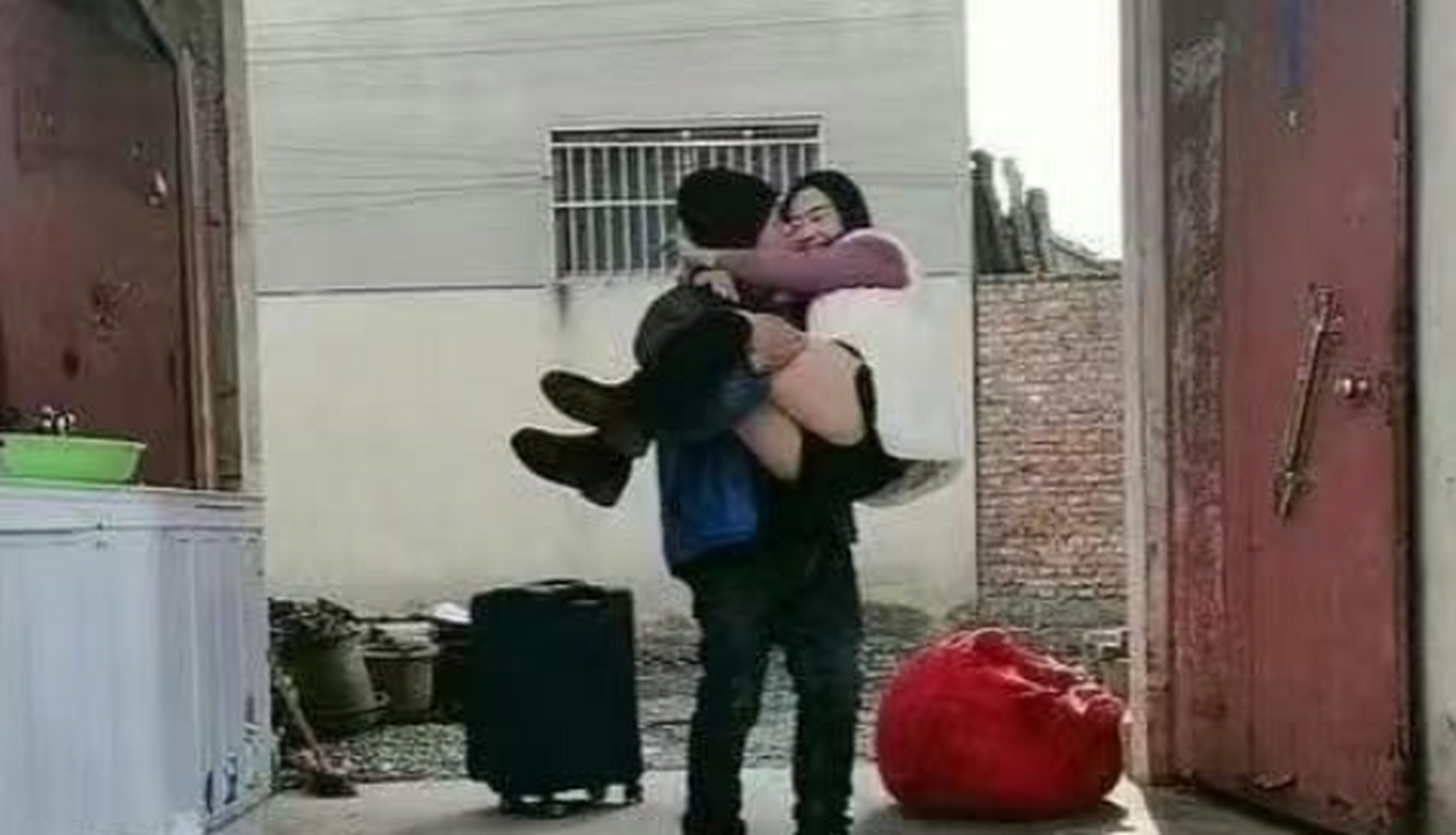 这就是小别胜新婚,这滋味也只有长期异地恋的人才懂吧!