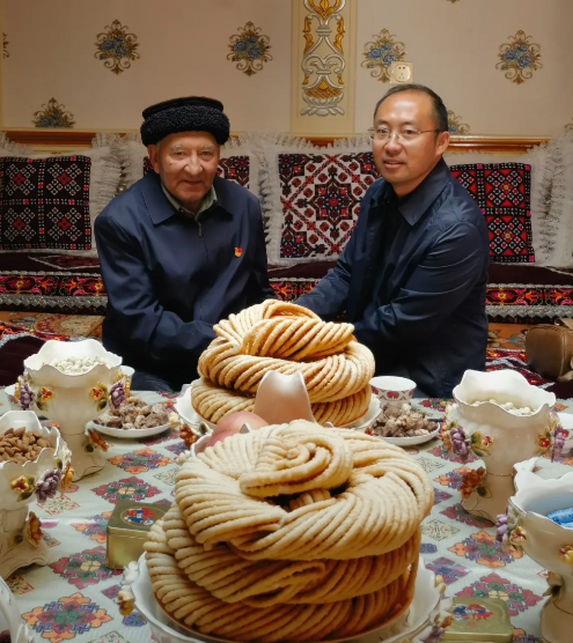 今天父亲节,来冰湖救人牺牲的英雄,时代楷模拉齐尼·巴依卡家看望英雄