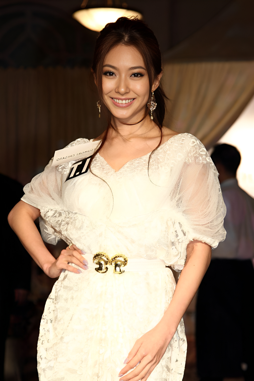 "  除了黄婉佩,向佐还跟应采儿,阿娇,内衣模特等人传出过绯闻