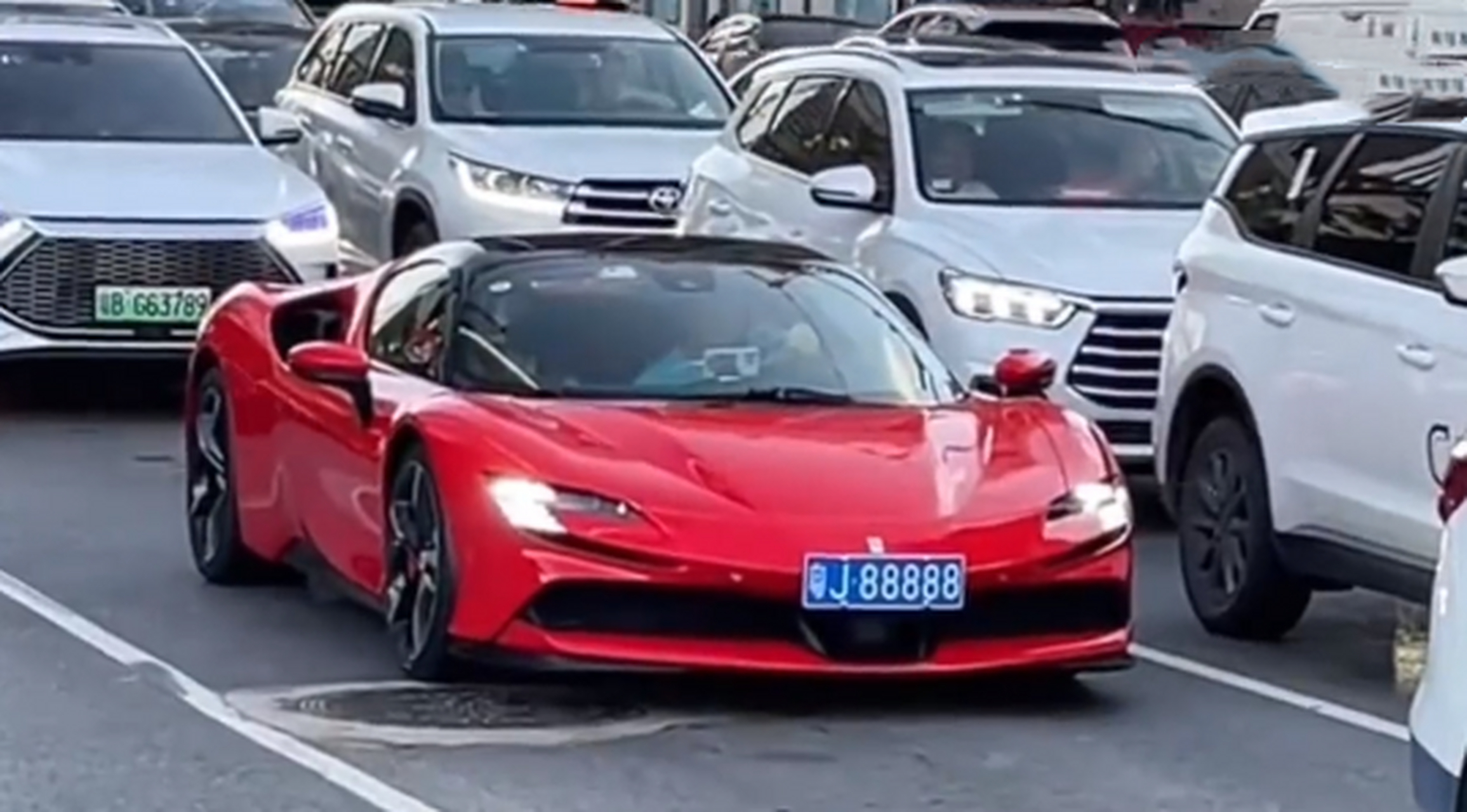 昨天火遍全网的红色法拉利,车牌88888