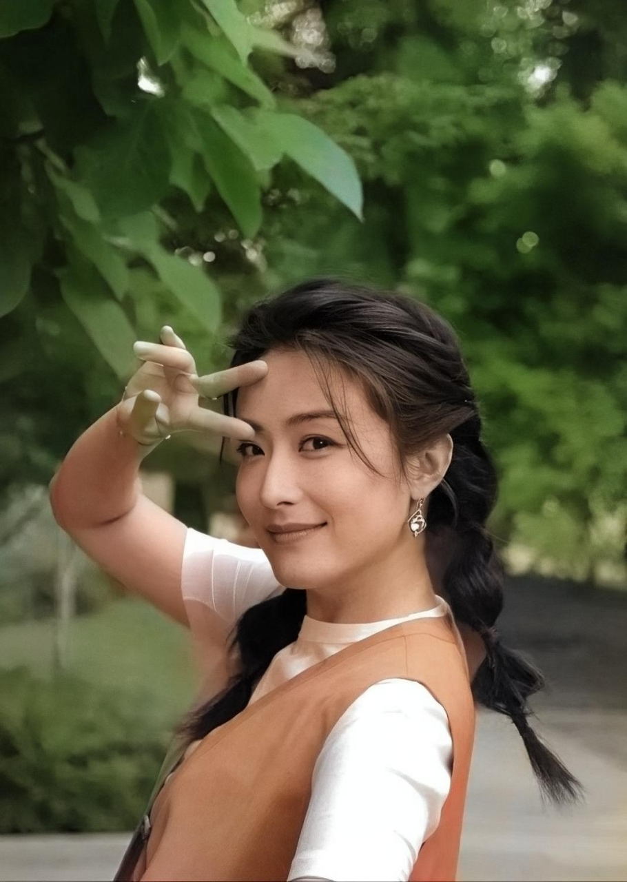 徐百卉,毕业于中央戏剧学院,主演过《美好时光》,《芈月传》,《遥远的