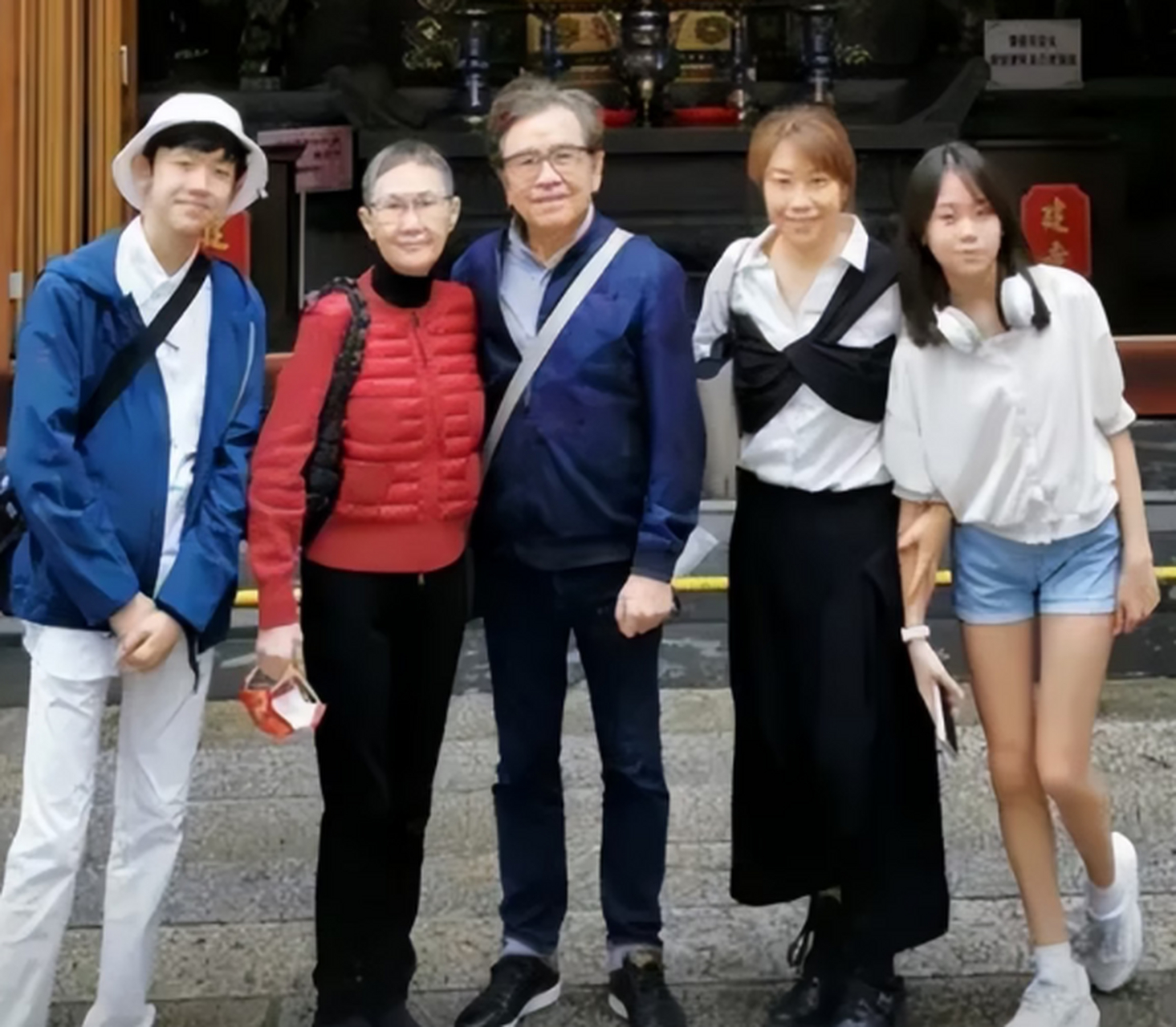 祖孙三代长相相似,曹永廉女儿长腿吸睛 4月6日,姜大卫在个人社交账号