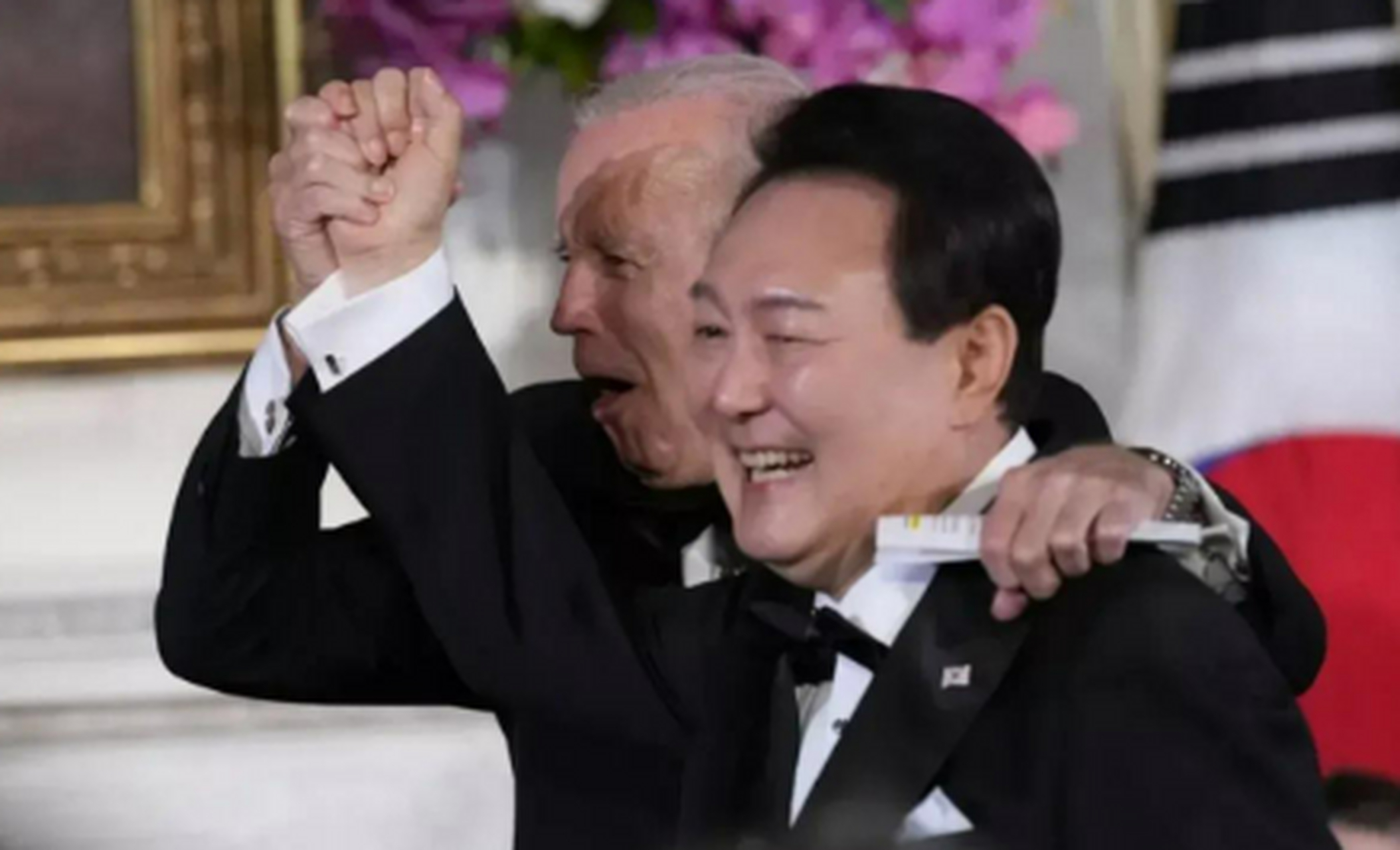 请用四个字描述你看到的这张照片!