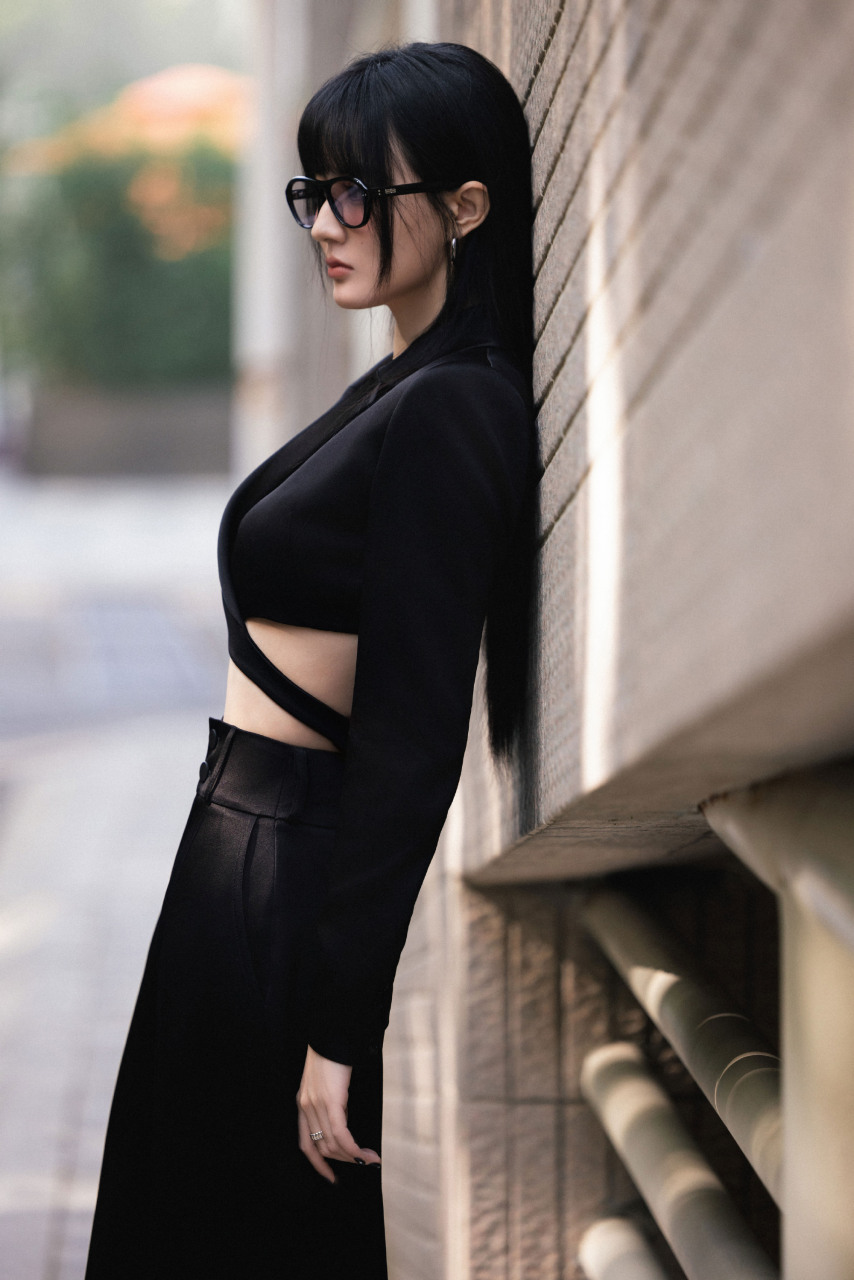 徐璐的一组美照曝光,她身穿黑色西装露出小蛮腰,肩披黑色长发戴黑框