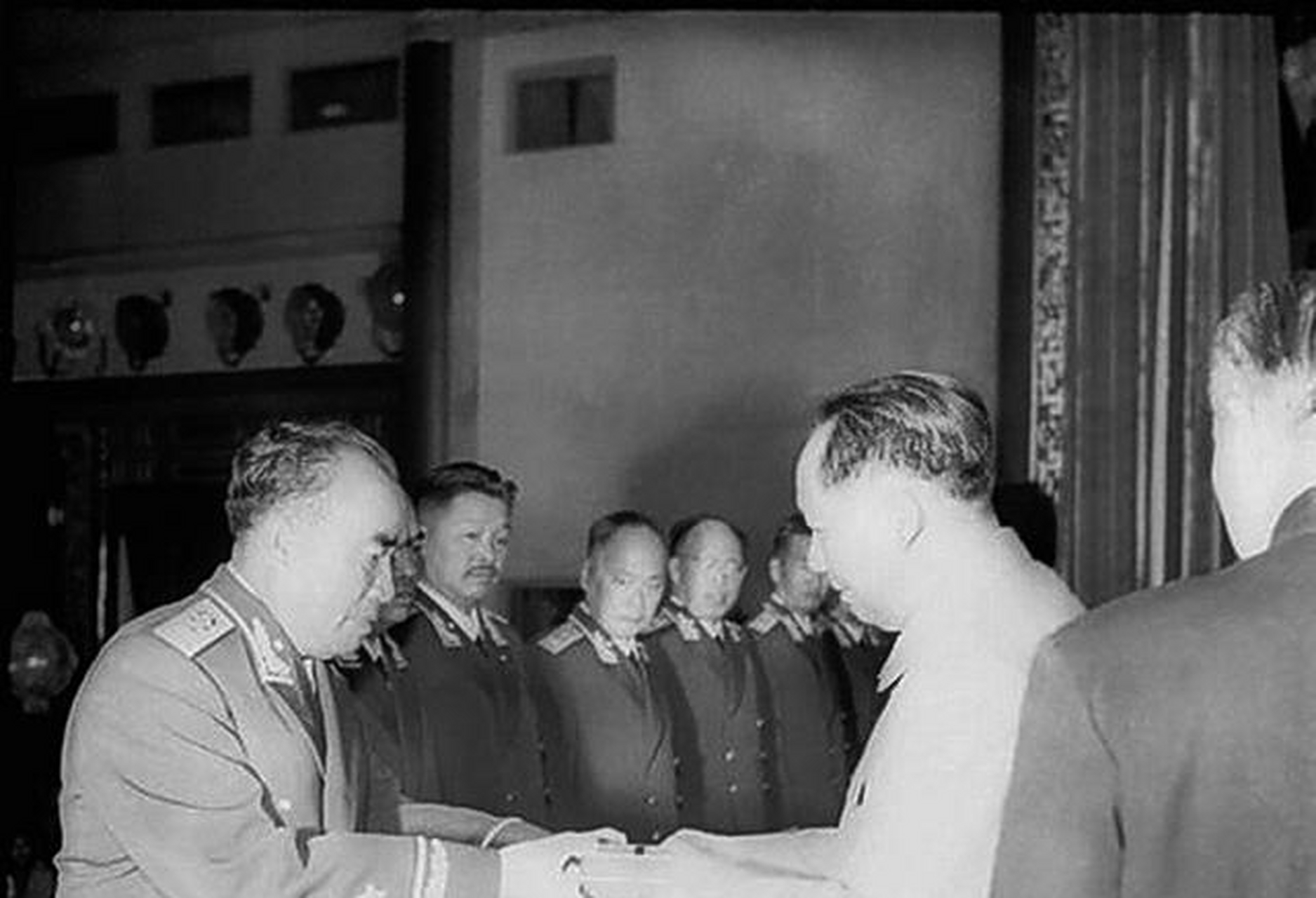 中南军区成立与1950年1月,这里基本是第四野战军的地盘,建制齐全,四大