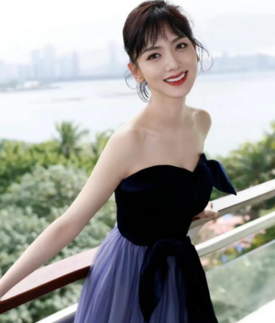 刘恺威现任女友李晓峰,穿抹胸裙,性感妩媚,好迷人