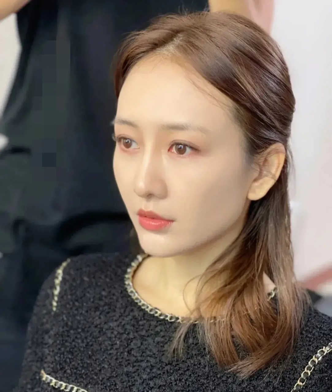 王鸥老了许多.  比起年轻时候.  王鸥漂亮了不少.  说不出哪里变了.