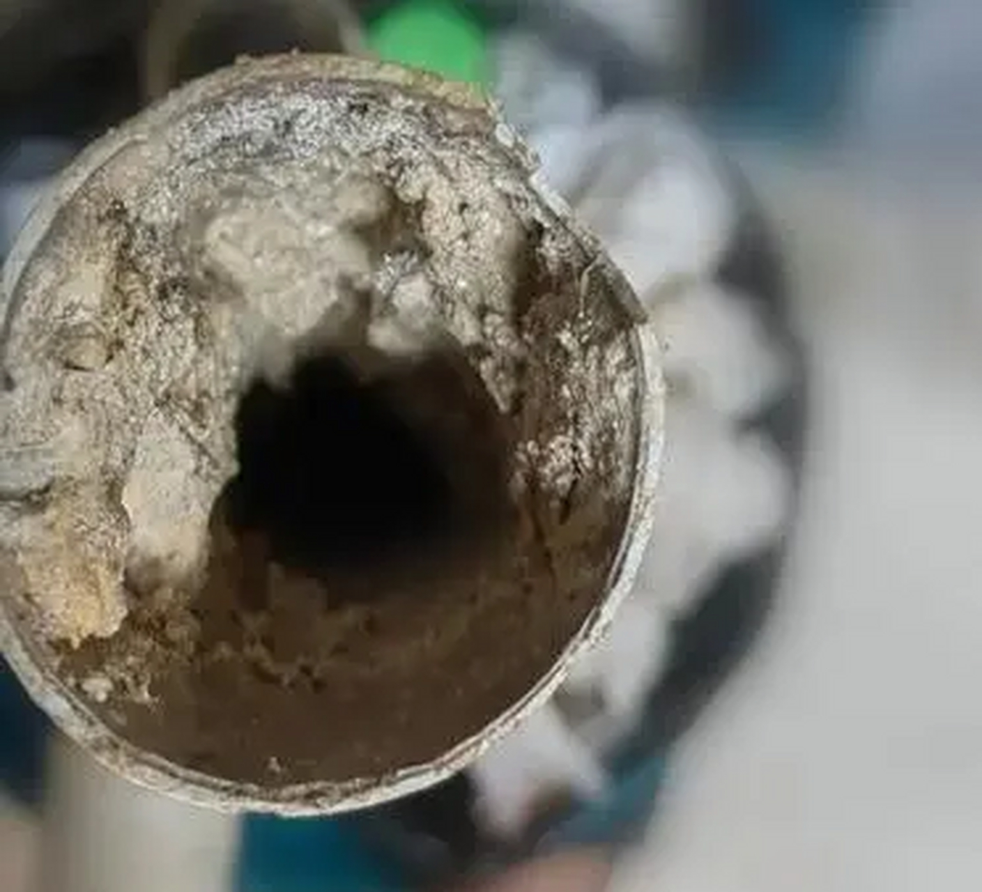 家里厨房的下水管,才用了7,8年,就只能锯断了更换,这可是还有滤网的