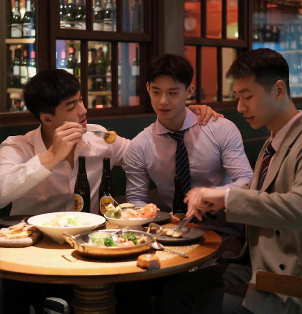 好朋友间的聚餐,三个帅哥那个更好看呢