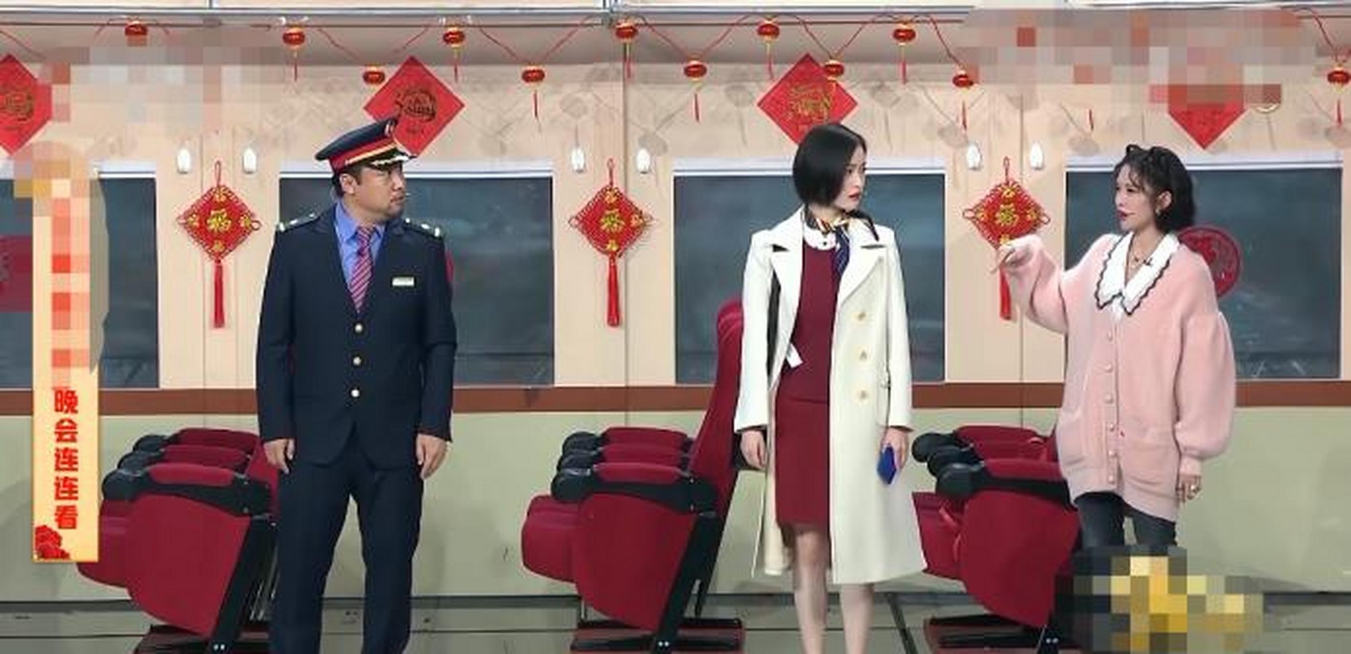 《春晚》小品真像时装秀,张雨绮穿赵本山同款大衣,胡杏儿挺大肚