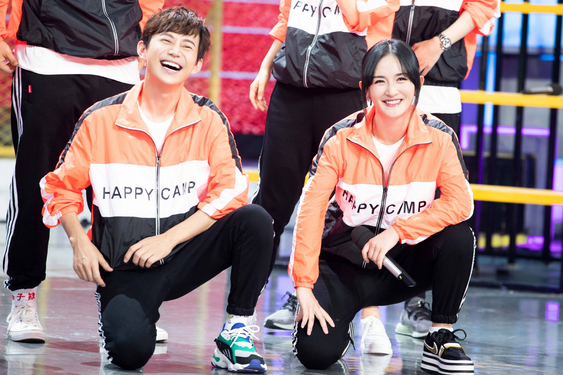 《你好星期六》何炅谢娜哭着拥抱,网友:这是多少年的情感积累啊!