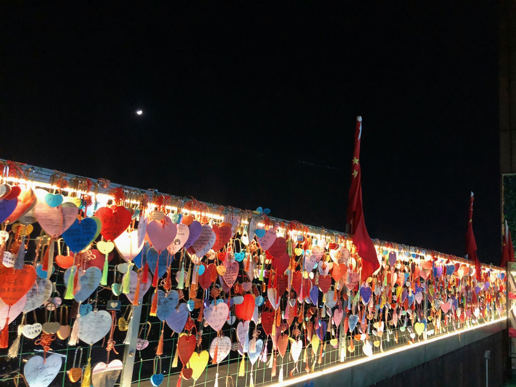 和南京的朋友玩了几天,一直纠结在嘈杂的酒吧和安静的酒吧之间.