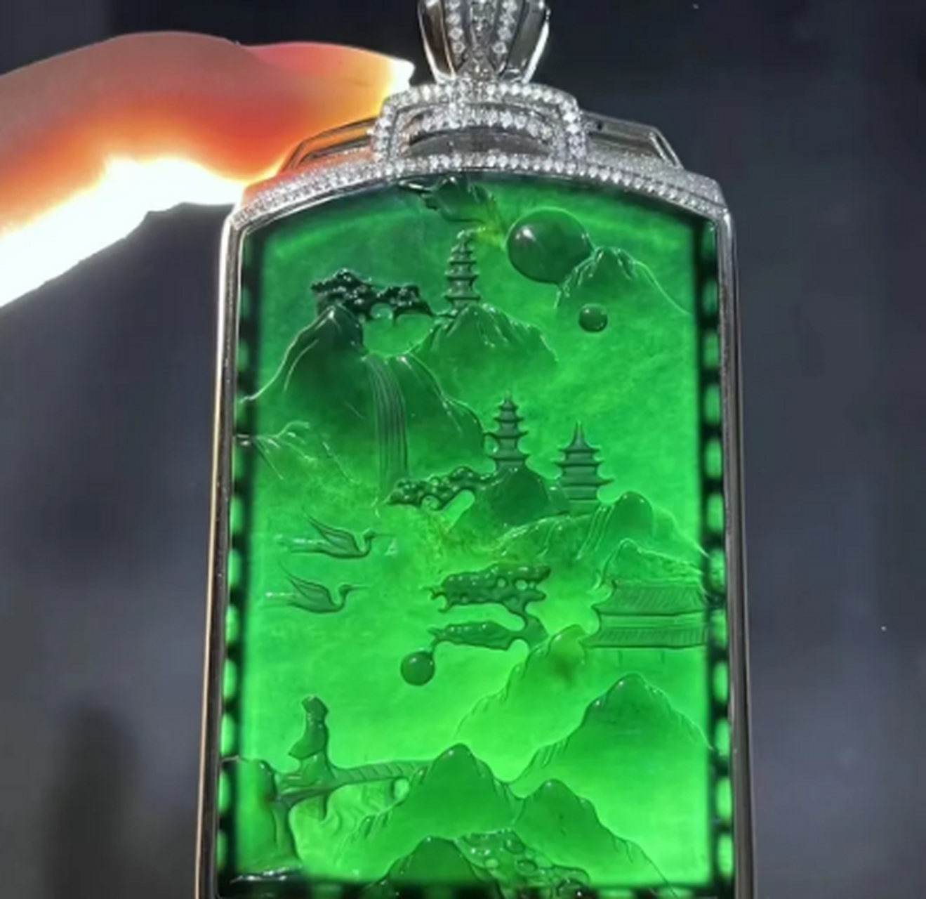 点击头像看直播# #翡翠#墨翠山水牌挂件,男女可佩戴,18k金镶嵌,用金