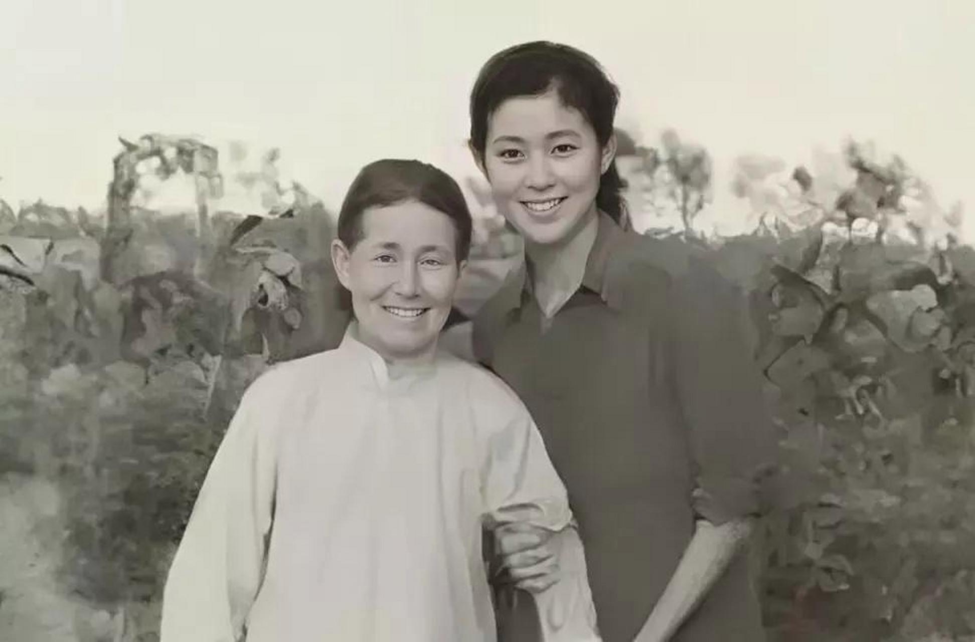 倪萍和姥姥的珍贵合影,两人非常如同一个模子