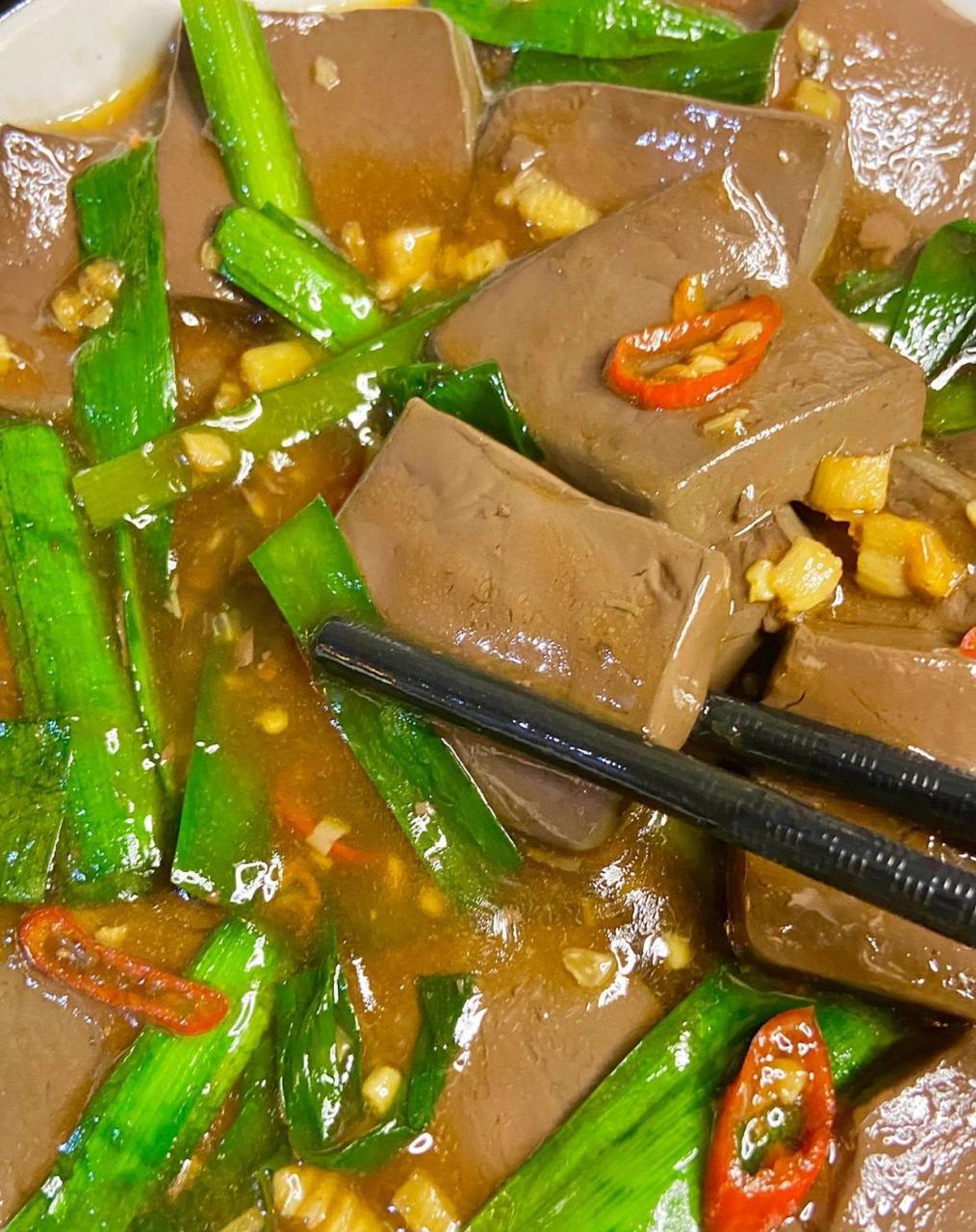 少油无盐的韭菜炒鸭血!这样做鲜嫩爽滑!做法简单五分钟搞定!