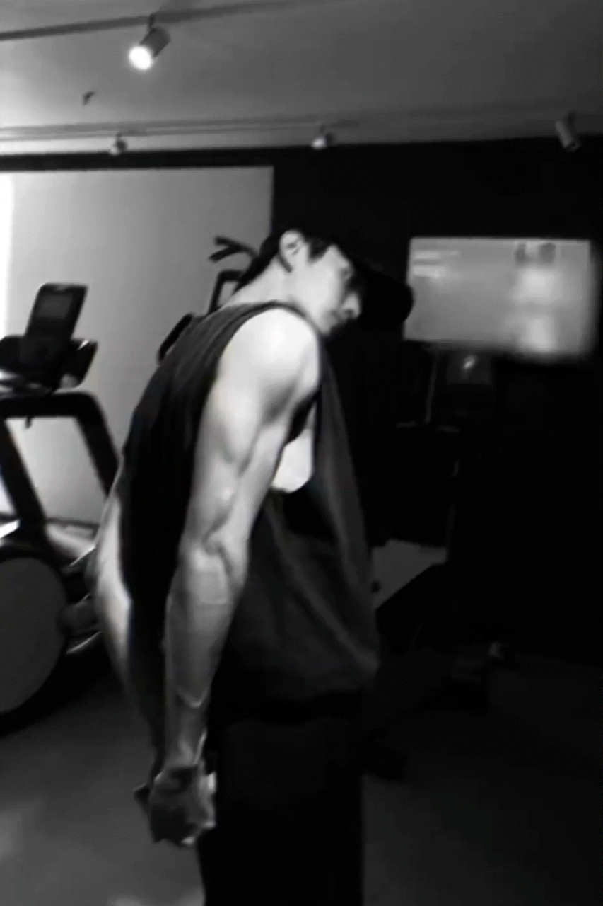 好man啊!这完美的肌肉9499线条!  #许凯#   #娱圈资讯快报