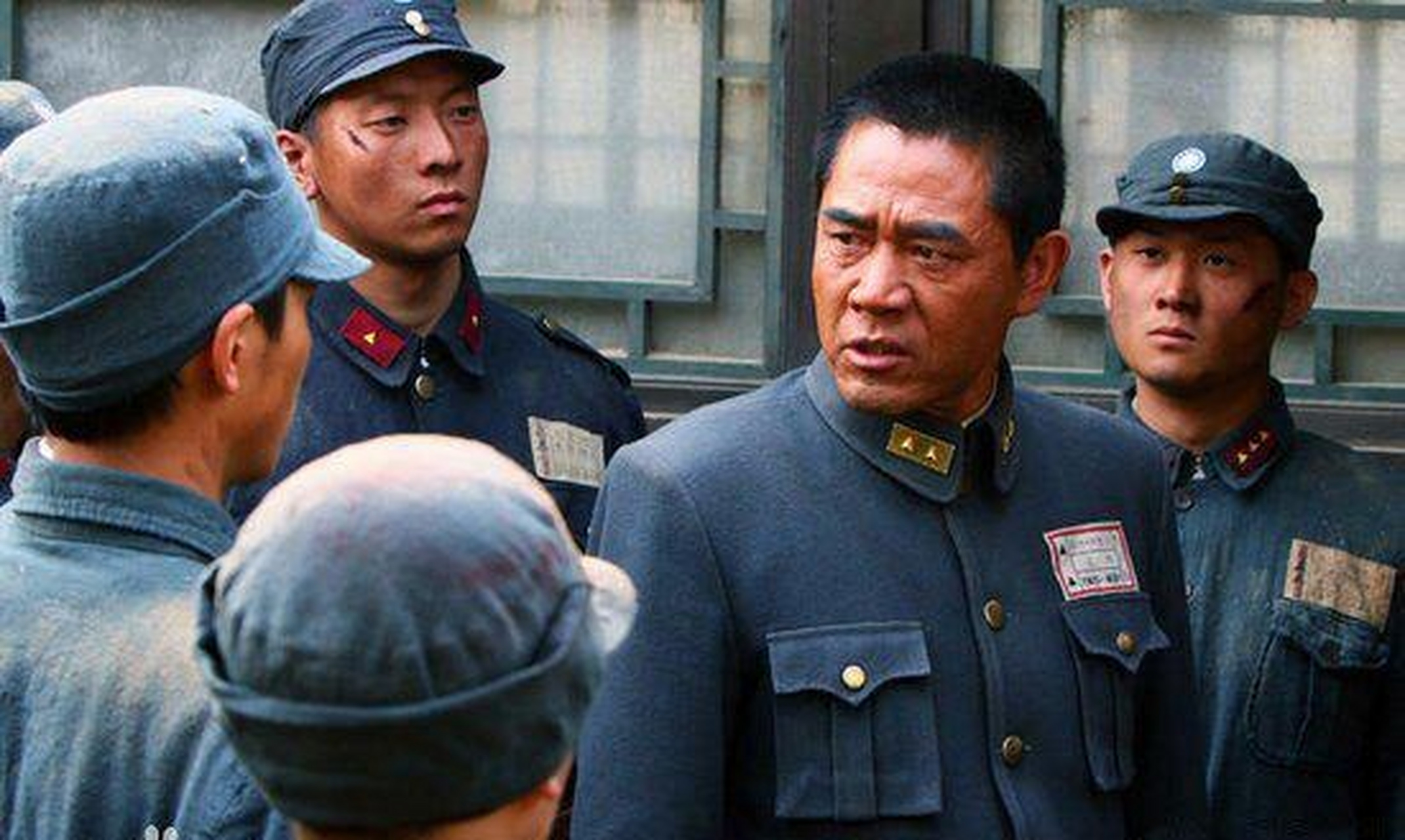 由陈宝国饰演的冯天魁是川军永州守卫司令兼六十六师师长.