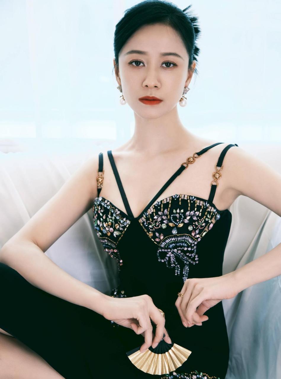 倪虹洁黑色深v吊带裙知性火辣,尽显傲人事业线.  #娱乐最前沿