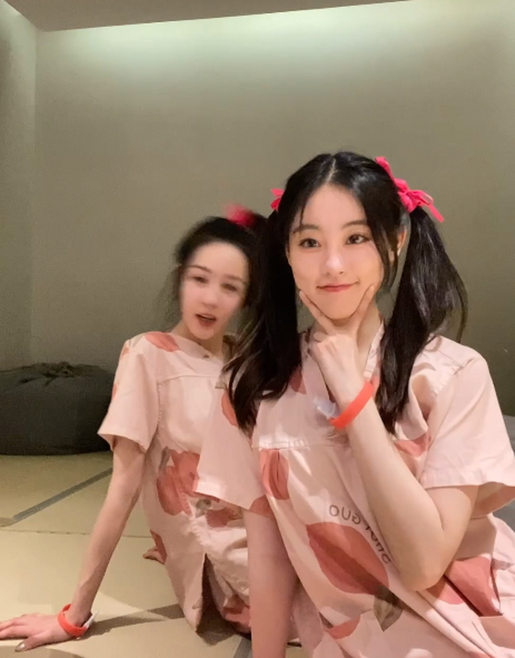 11月19日,祝绪丹在社交平台晒出了与好姐妹迪丽热巴的合照