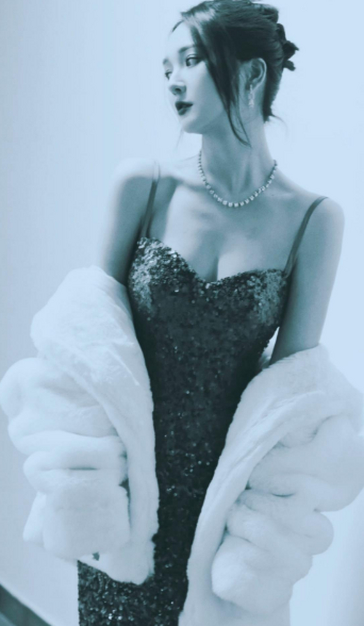 靳梦佳写真图集,红唇吊带裙造型.