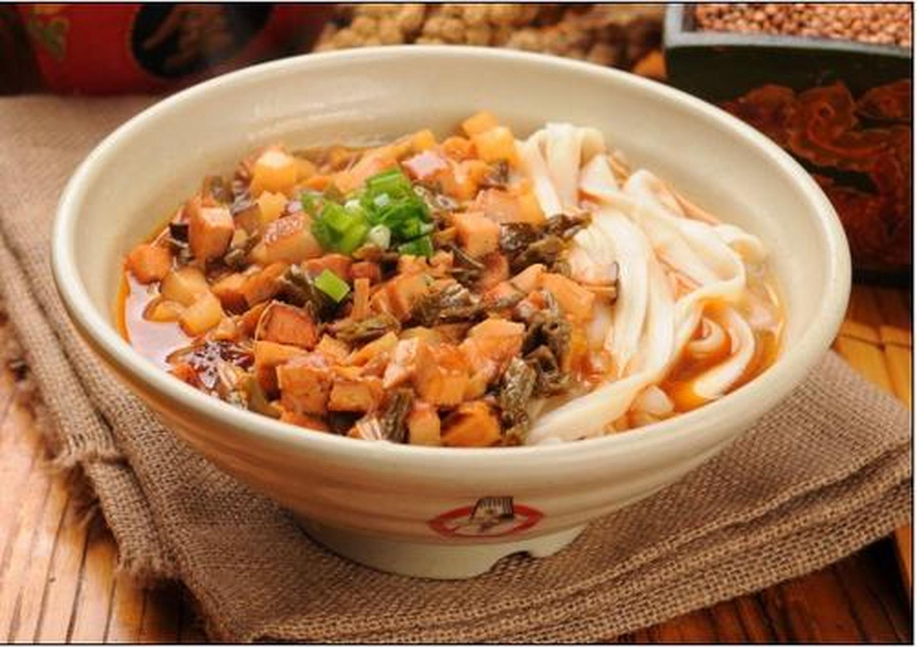 美食教程#刀削臊子面:刀削臊子面可能会有很多人觉得这不是在哪里都