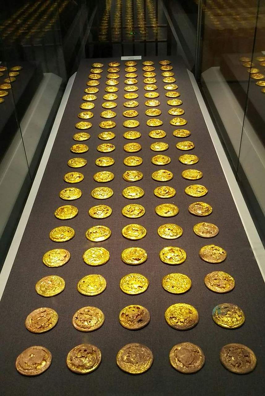 文物#   这是海昏侯墓出土的一组黄金制品.