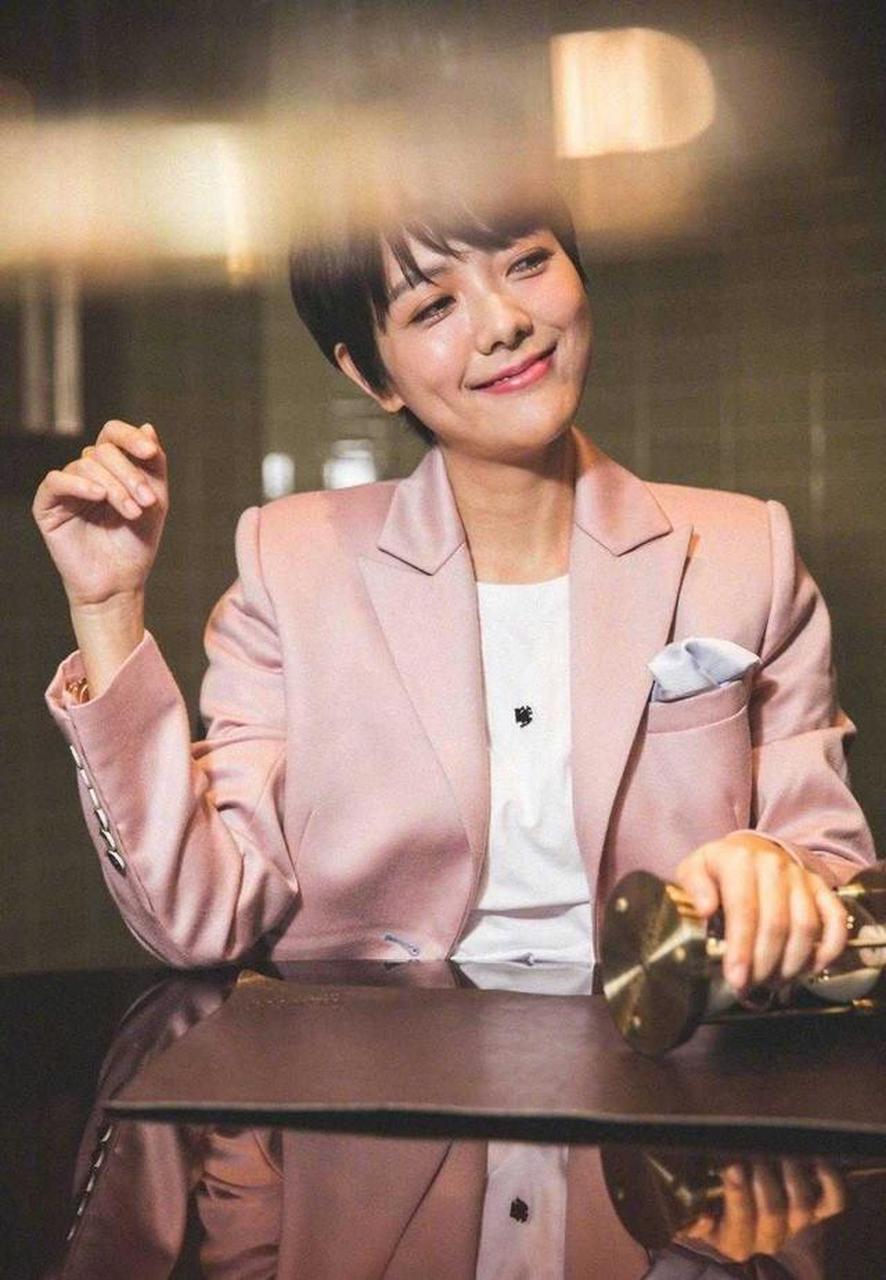 汪涵老婆衣品真好,穿粉色西装配小白鞋好减龄,裤脚开叉超洋气