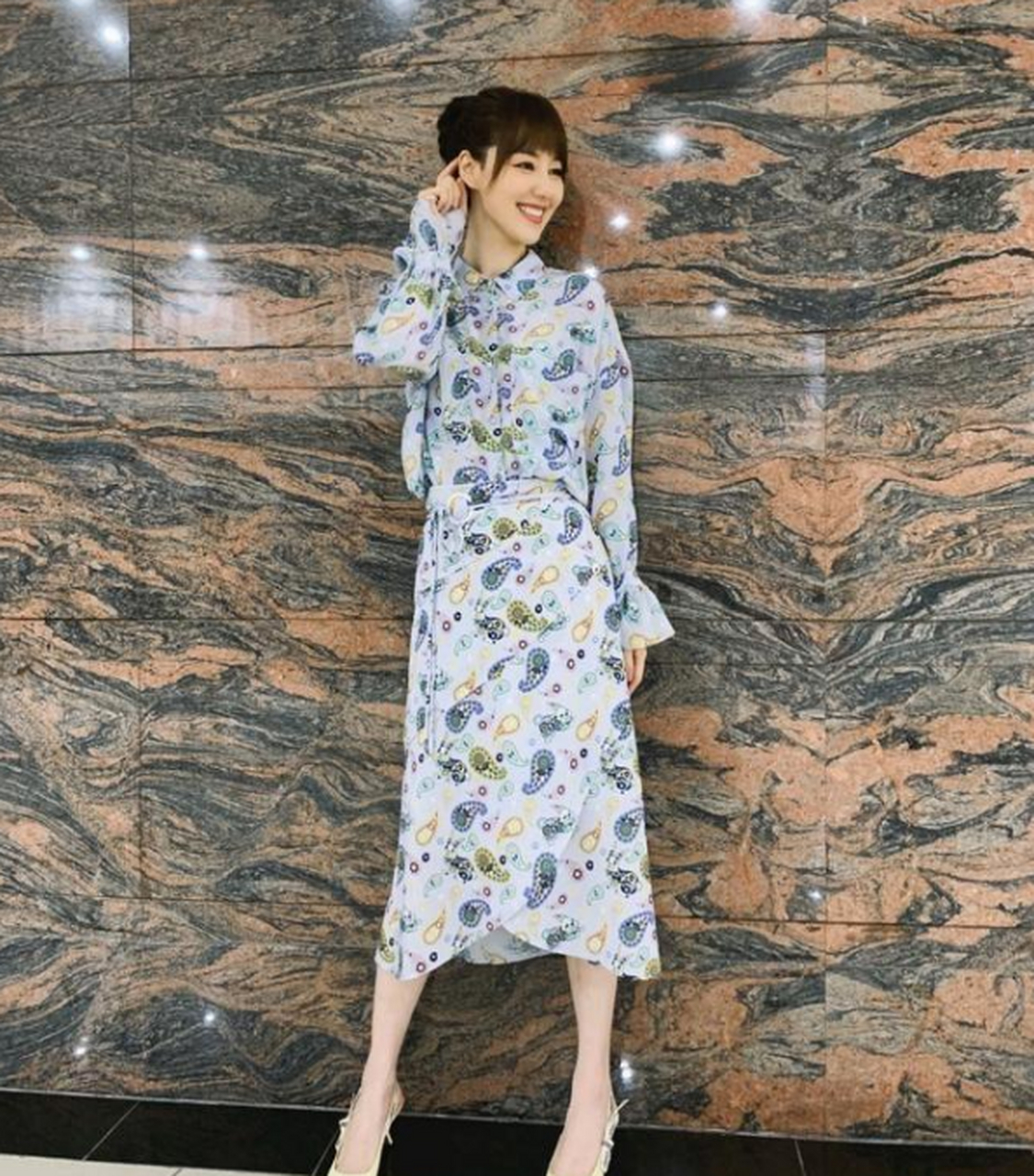 主持人王冠,穿印花衬衫配半身裙,气质出众,精致高级,展现出了完美的