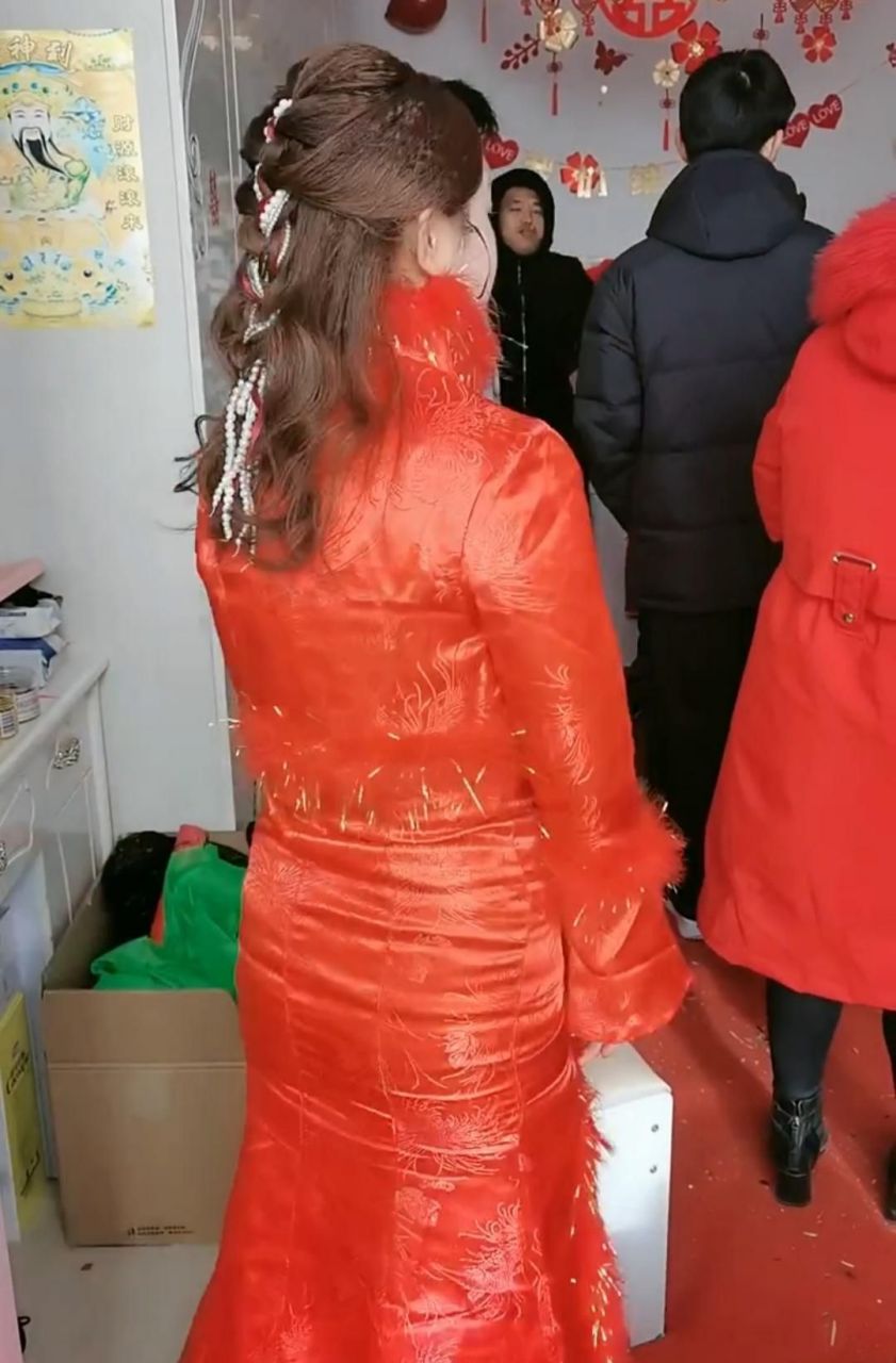 不过这衣服有点过时了,这是80年代的新娘服吧!