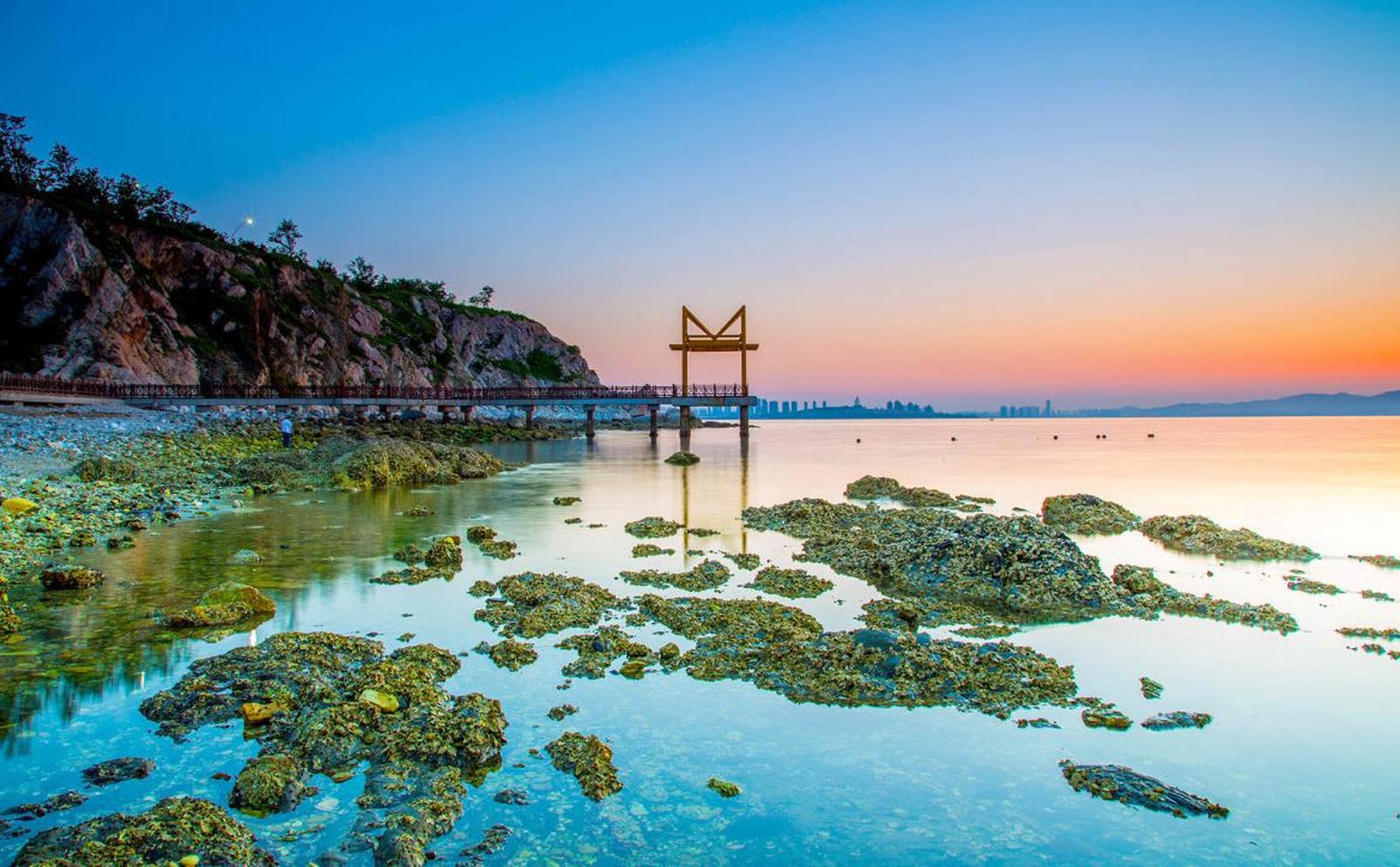 养马岛拥有悠久的历史,相传在秦始皇东巡时,在这里饲养御马,因此得名