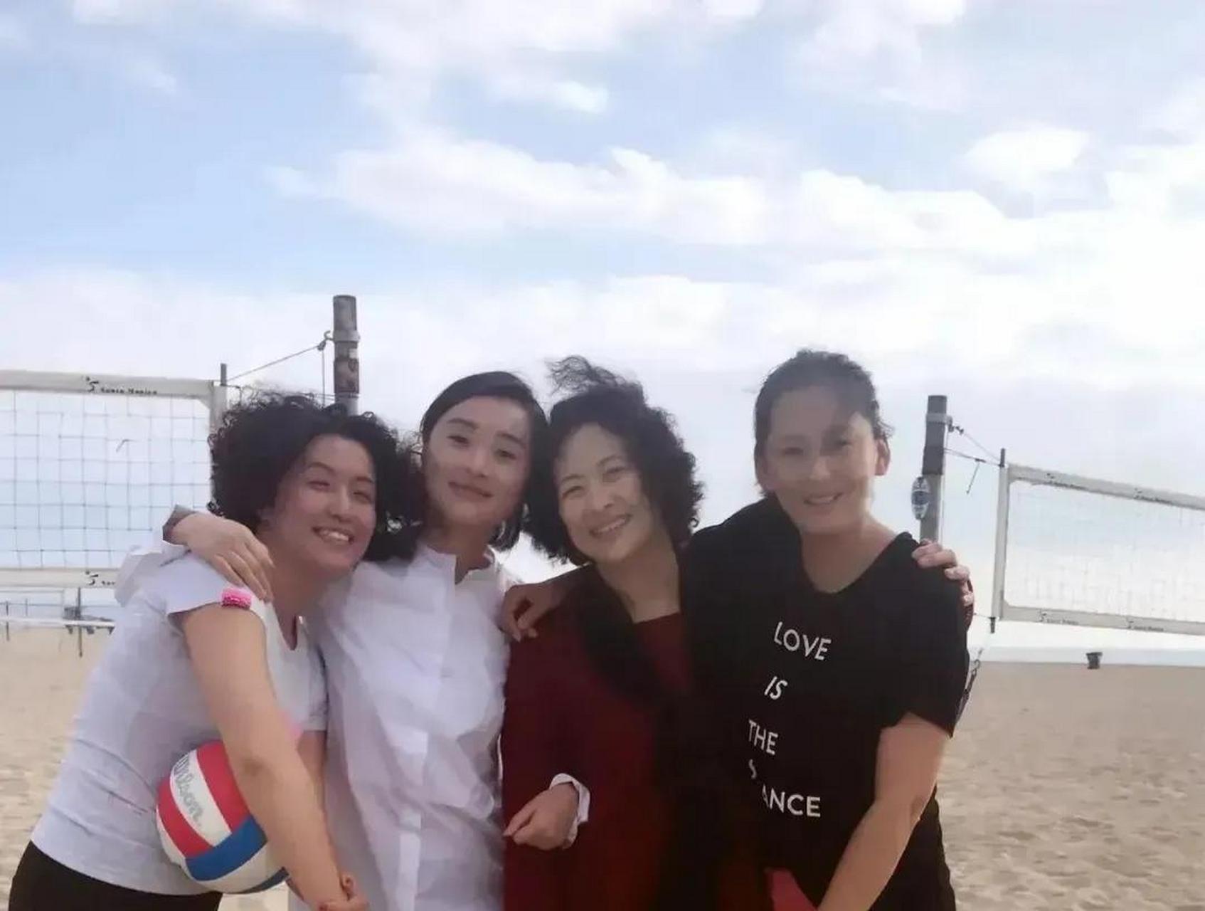 吴越许娣,四姐妹海边拍照,穿着朴素,中年妇女的闺蜜情,太让人羡慕了!