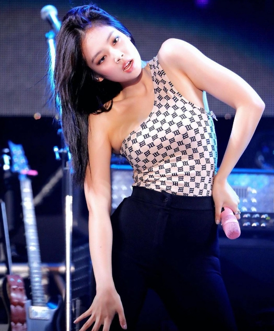 身材丰腴,舞姿火辣的#jennie金珍妮# 丰满傲人的事业线,凹凸有致;性感