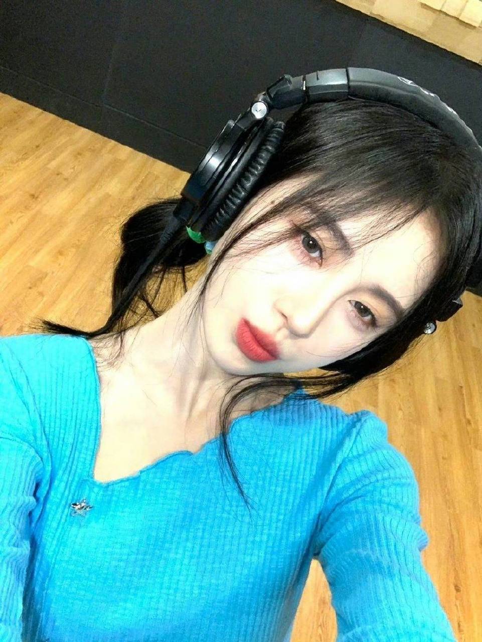 明星穿搭#  5月7日,鞠婧祎在个人社交平台分享自拍美照,照片中她身穿