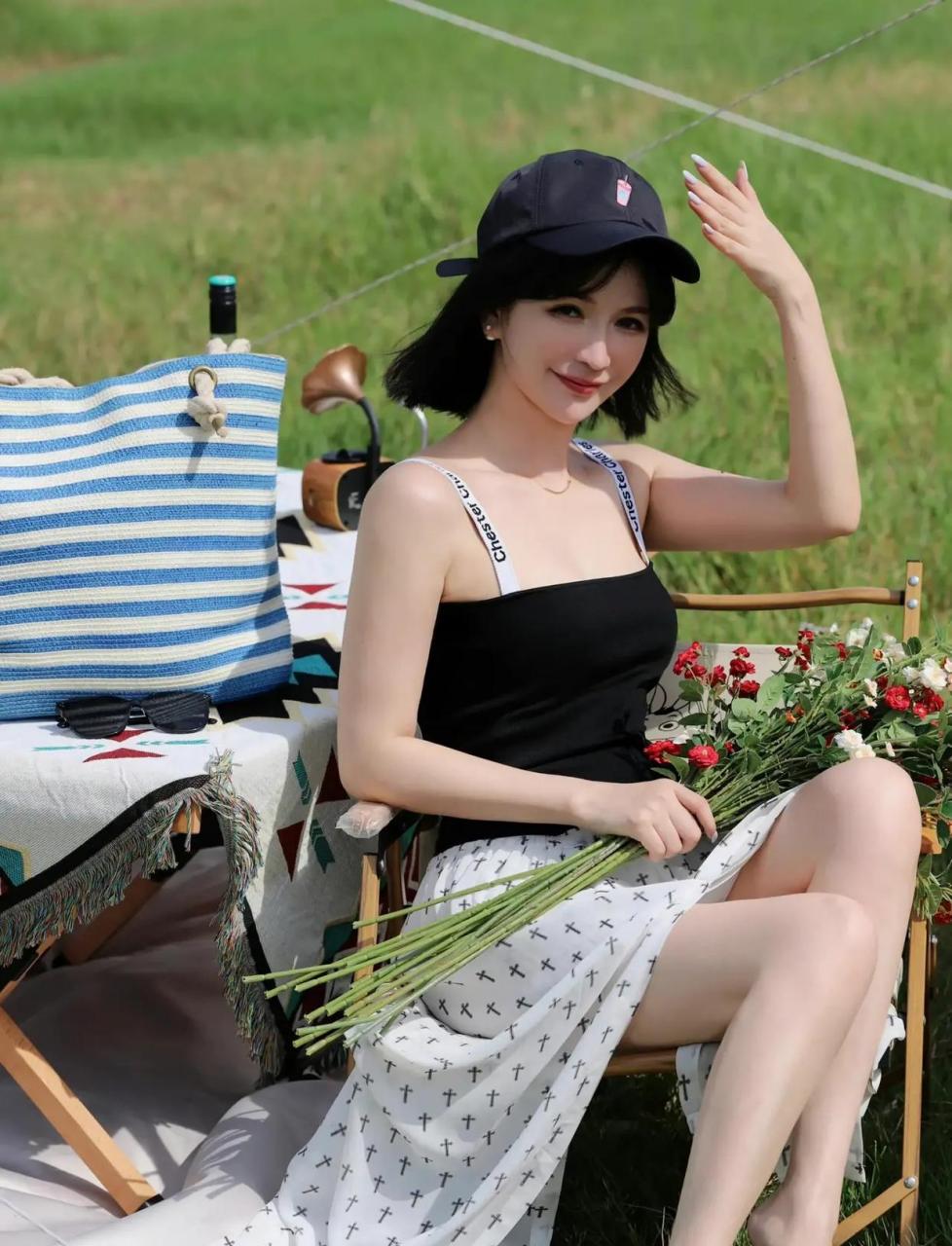 她叫班嘉佳,贵州贵阳布依族姑娘,毕业于贵州大学表演专业,进修于中央