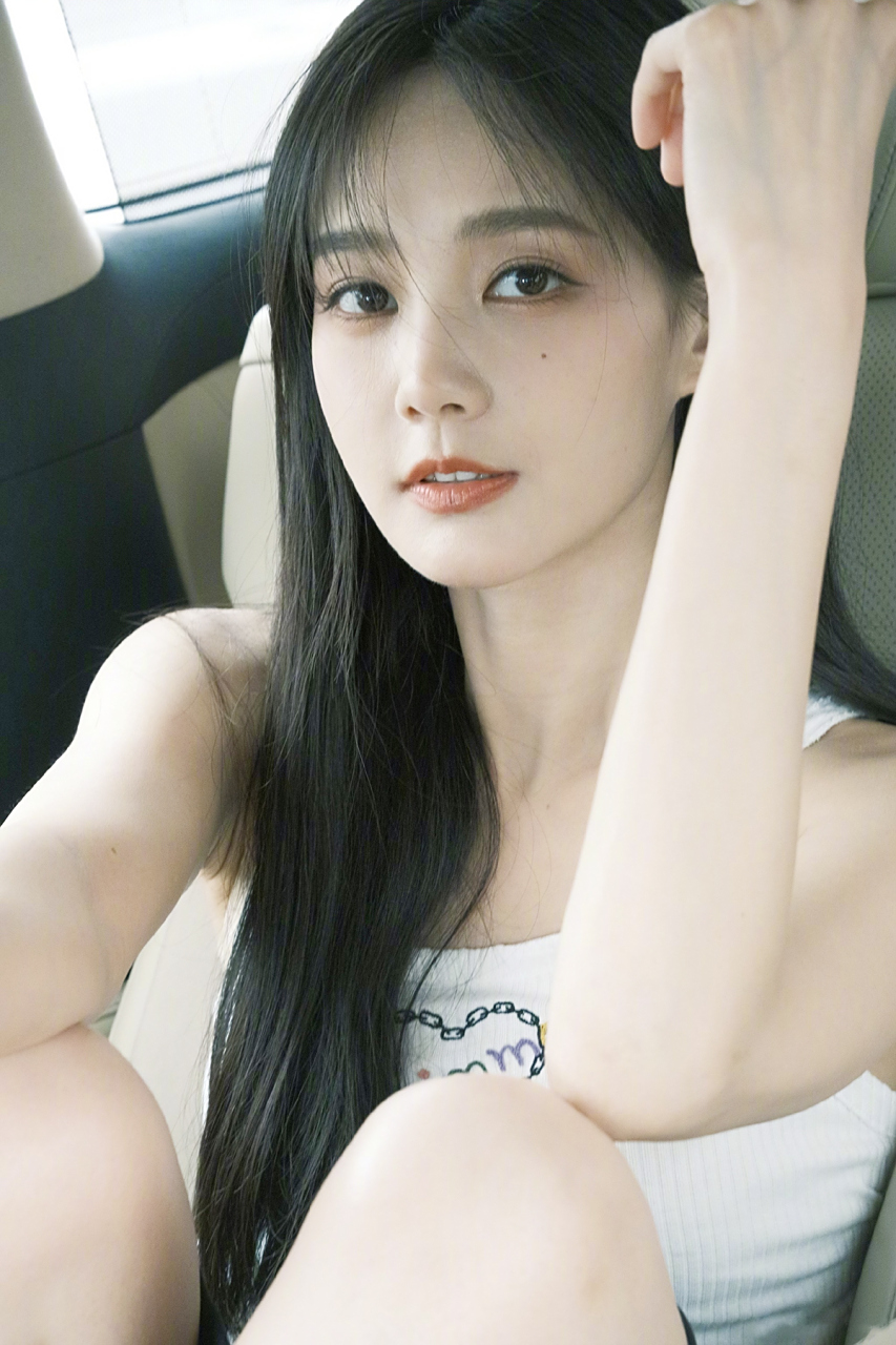 状态满满的李一桐还是一如既往的吸引人.