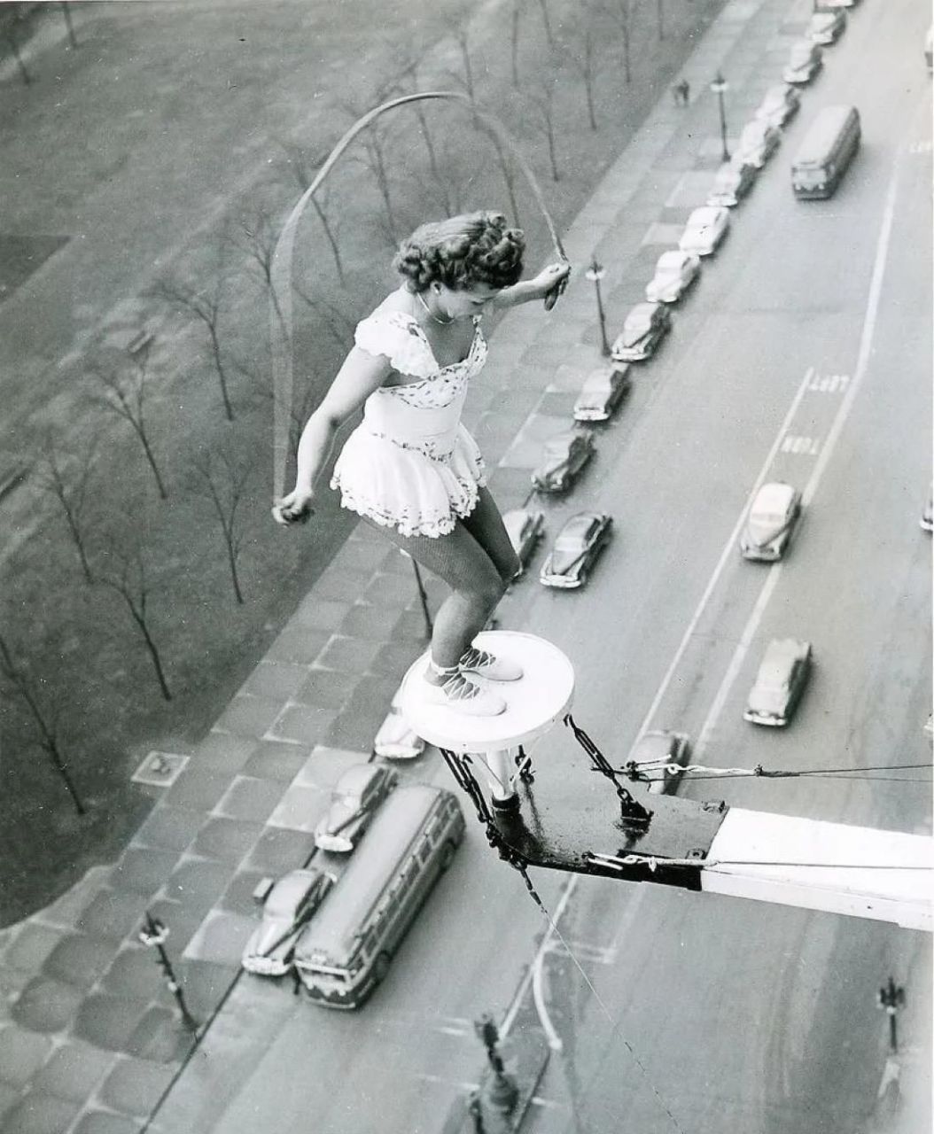 真的是太危险了,20世纪40年代的美国,一名女演员正在高楼顶上挑战原地