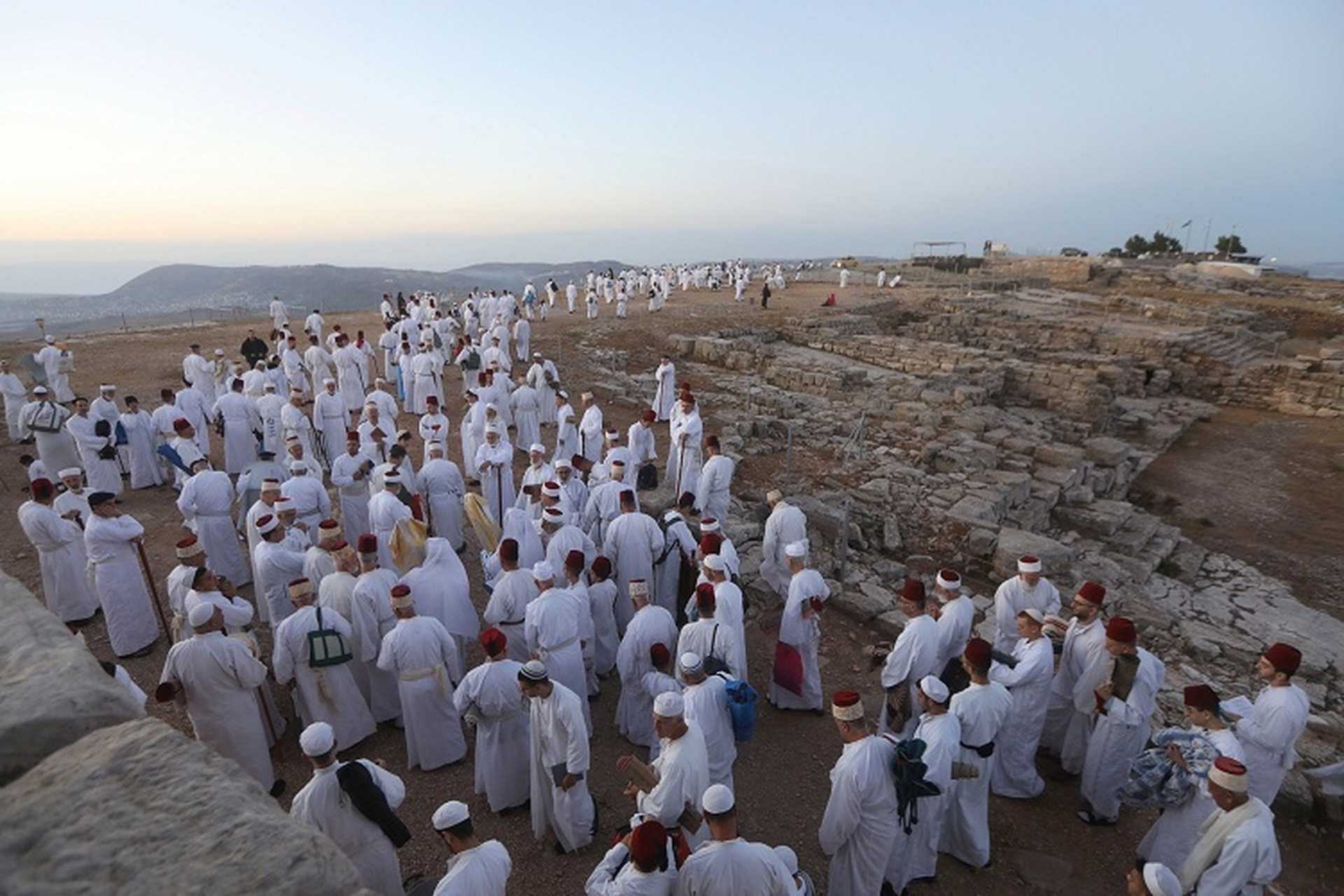 撒玛利亚「七七节」 撒玛利亚人在基利心山举行黎明祷告仪式庆祝犹太