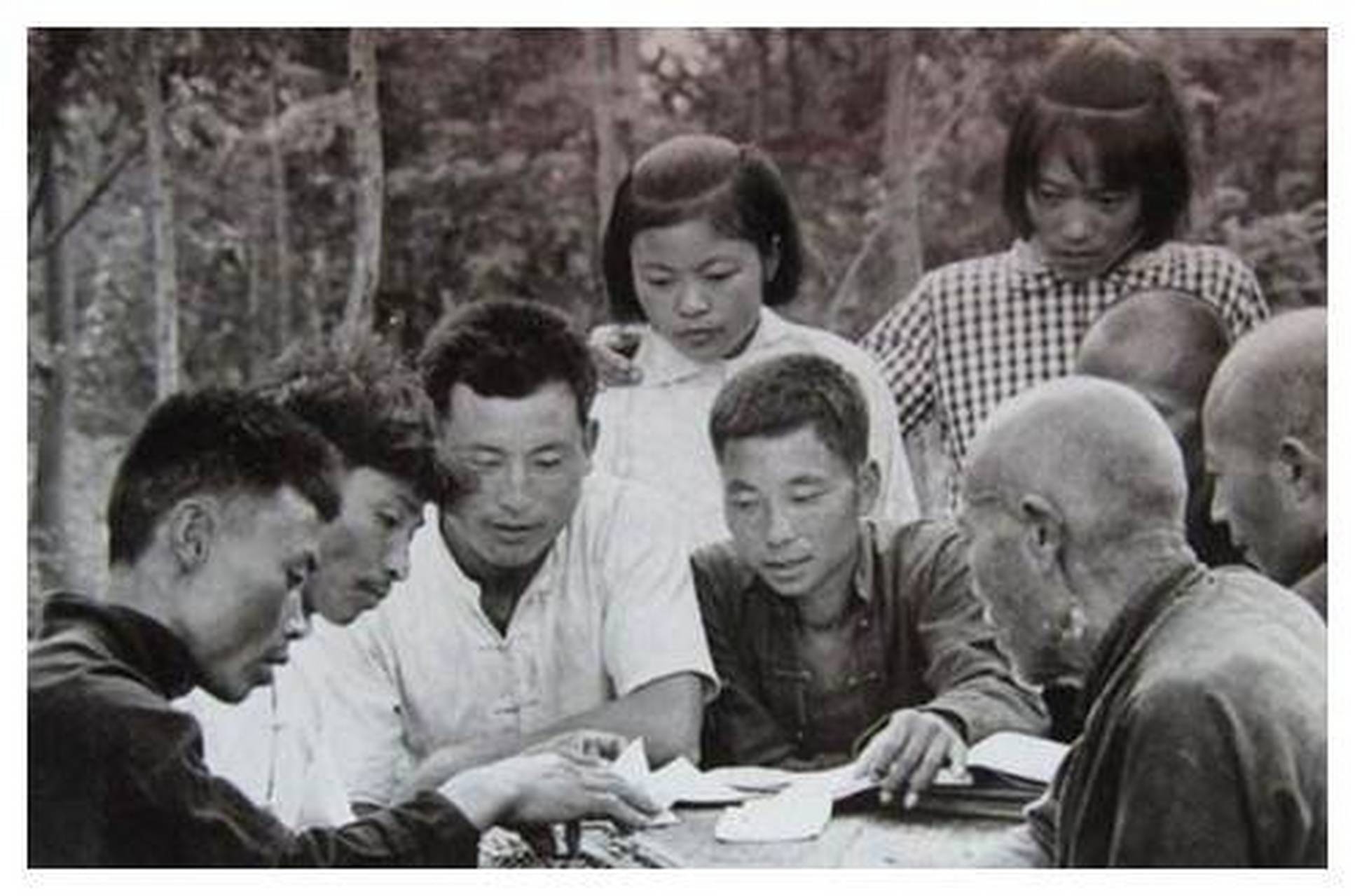 1980年,四川恶霸朱仕强在村里自封为王,他御赐20个水煮蛋给大臣.