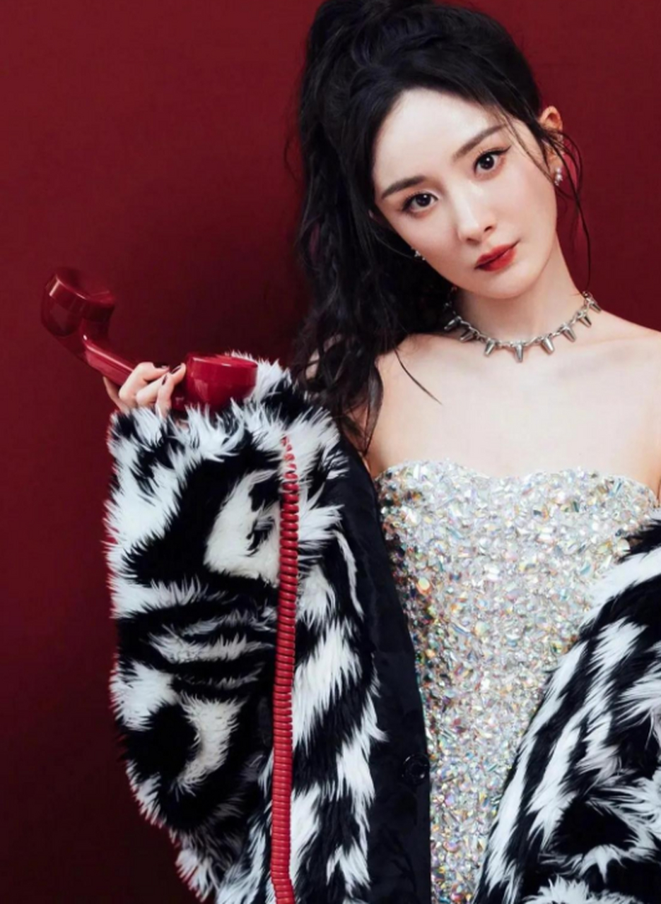 杨幂大美女一组打电话写真照,我们的幂幂好看极了