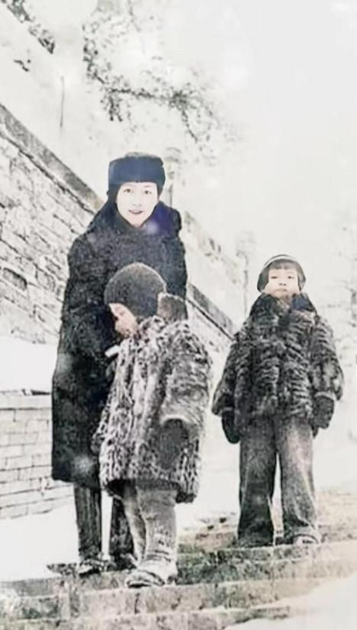 1935年冬季,林徽因带着儿女在北平公园游玩,梁思成抓拍瞬间.