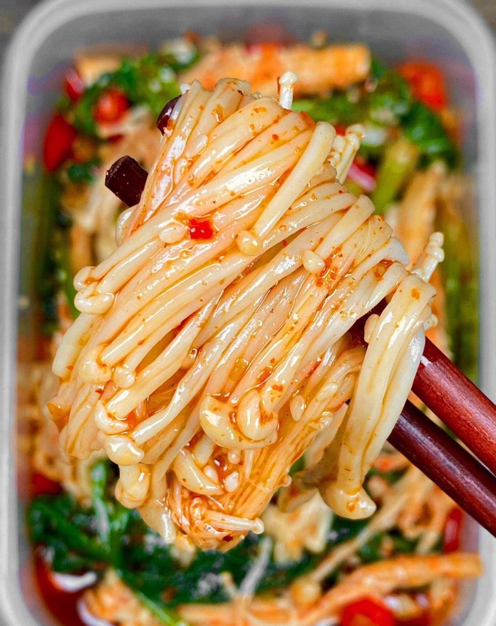 今天做的这个菠菜拌金针菇,酸辣爽口,简直就是刮油神器,女孩子一定要