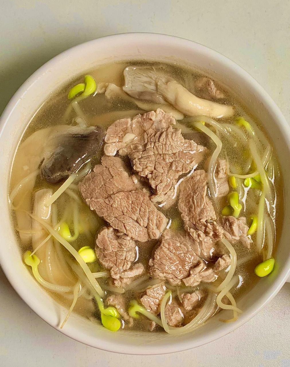 今天减脂餐分享这个菌菇豆芽牛肉汤!太鲜香了!