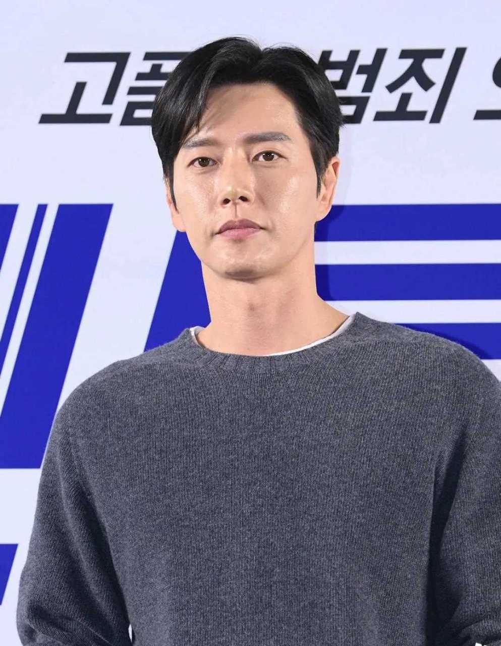 40岁的朴海镇面部依然有棱有角[鼓掌][嘿哈] [什么鬼] 他这几年的发展