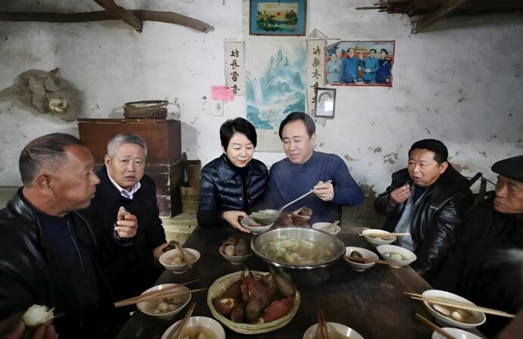 当时,两人第一次见面,丁玉梅对许家印说:"我借你5块钱,你去买一件衬衫