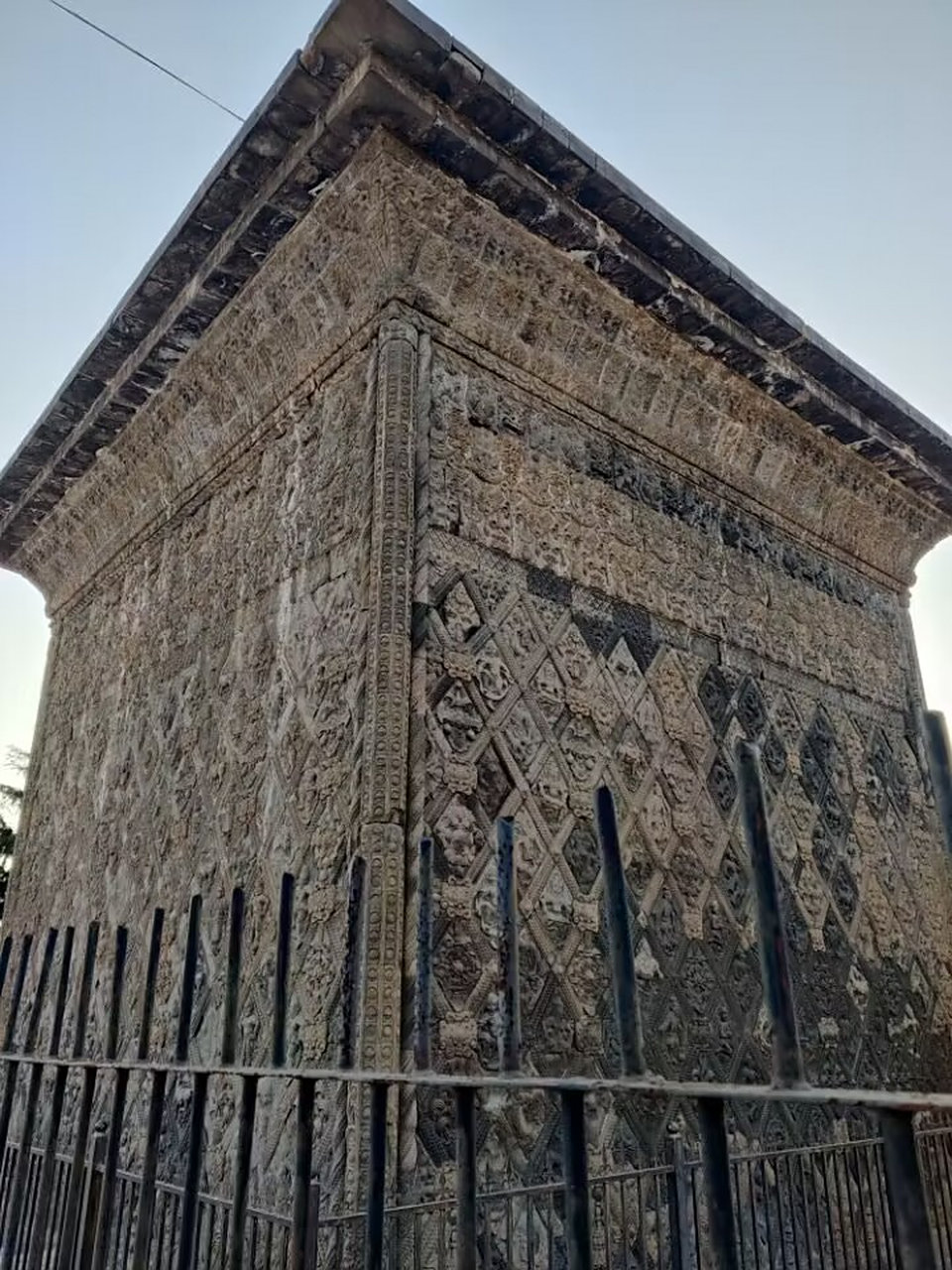 修定寺塔位于河南省安阳市西北30多千米的清凉山南麓修定寺内,便藏有