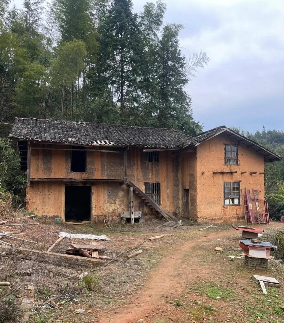 湖南浏阳,一位网友花1000块钱买了这个破房子,准备过几年花点钱改造一