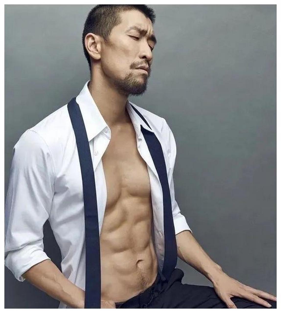 王千源因演技太好忽略了他的一身肌肉,49岁身材依旧吊打小鲜肉